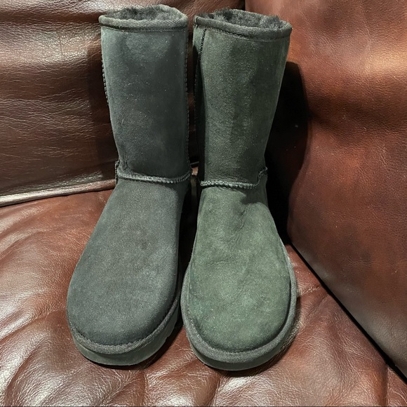 Ugg NWOBox size 7 US 38 EU - Picture 2 of 7
